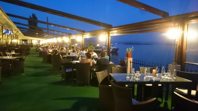 Romaniassa hyviä ravintoloita joutuu etsimällä etsimään. Tässä oli kiva näköala. Kuva Drobeta-Turnu Severistä.