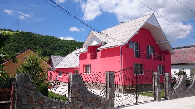 Romaniassa oli isoja hienoja ja pirteän värisiäkin taloja välillä.