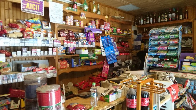 Romanialainen sekatavarakauppa / kahvila. Löytyy mitä vaan voit kuvitella.