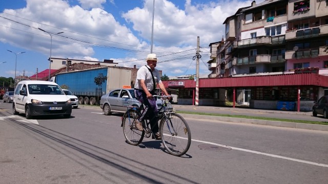Mies pyöräilee Romaniassa.