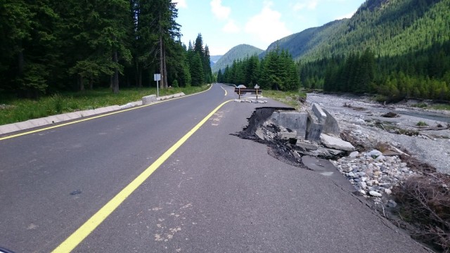 Tulvat ja sateet tuhoavat teitä silloin tällöin. Saa olla varuillaan. Usein tällaiset paikat on hyvin merkitty, muttei aina.