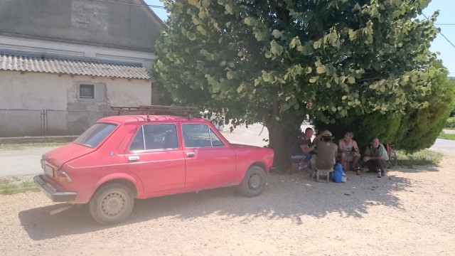 Serbialaiset herrasmiehet viettävät kesäpäivää meidän taukopaikalla.