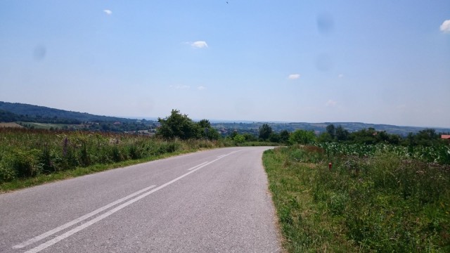 Serbian tiet olivat suht hyvässä kunnossa. Jotain outoa asfaltissa silti oli.