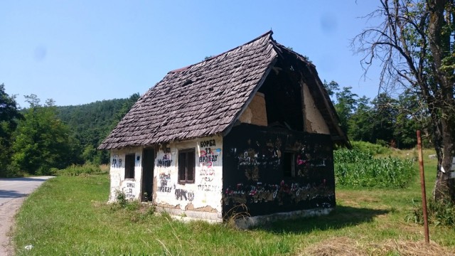 Serbia - Bosnia-Herzegovina reitillä näki paljon tuhottuja taloja