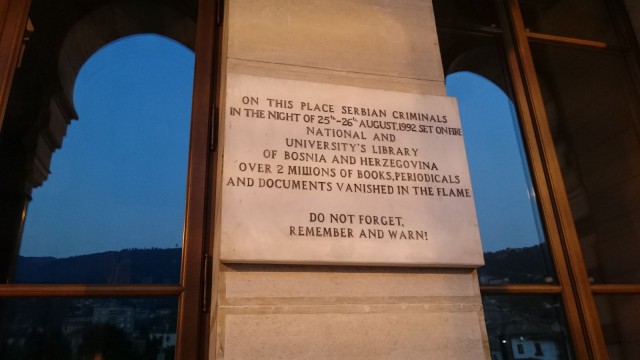 Serbikriminaalit polttivat kirjaston teokset vuonna 1992. Varoitus ja muistutus: älä polta kirjastoa, koska tuli hävittää kirjat ja arkistot.