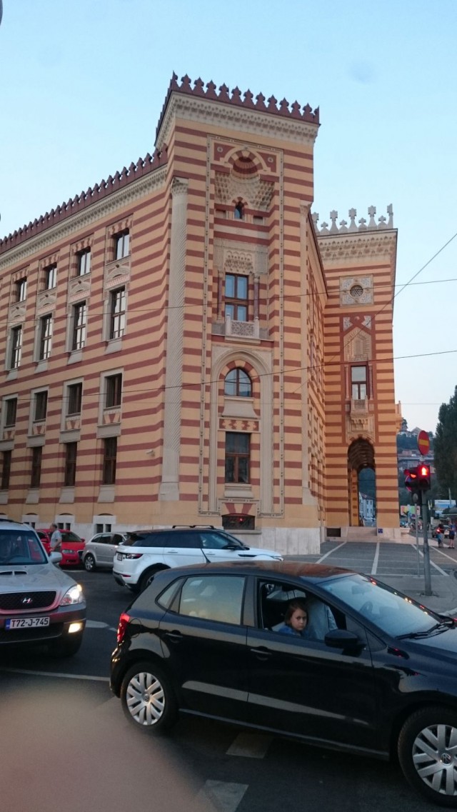 Kirjastorakennus on kunnostettu taistelujen jäljiltä.