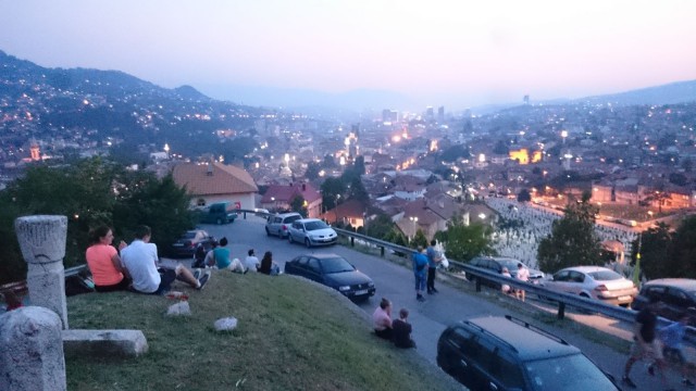 Kukkulalla voi katsoa auringonlaskua.