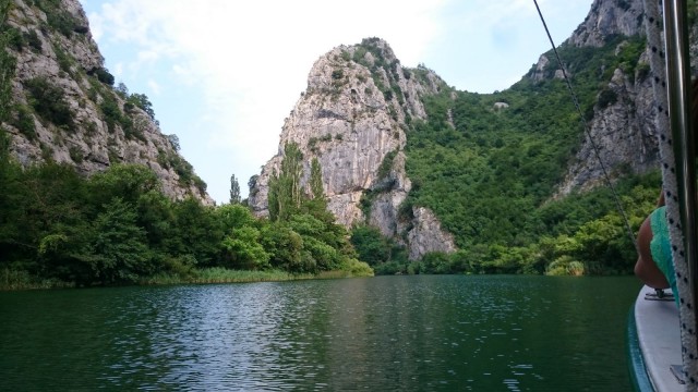 Jokilaivaristeilyllä, joka lähtee Omiš kaupungista läheiseen luonnonpuistoon.