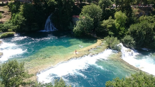 Krka kansallispuisto. Uimassa vesiputouksilla.