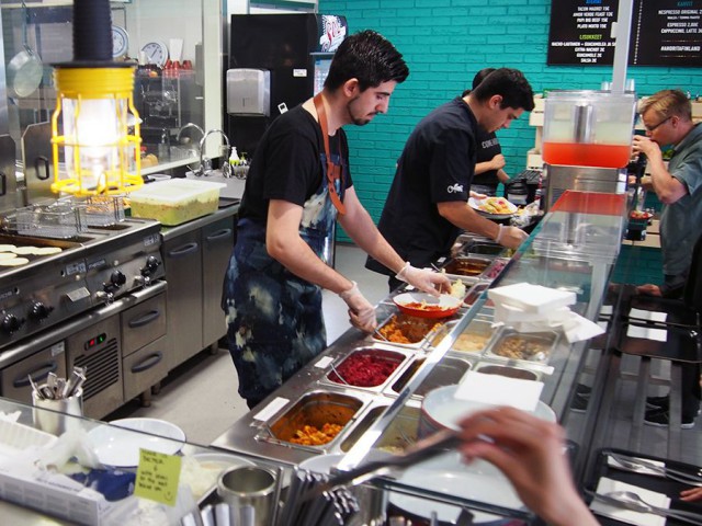 Annokset tehdään liukuhihnameiningillä