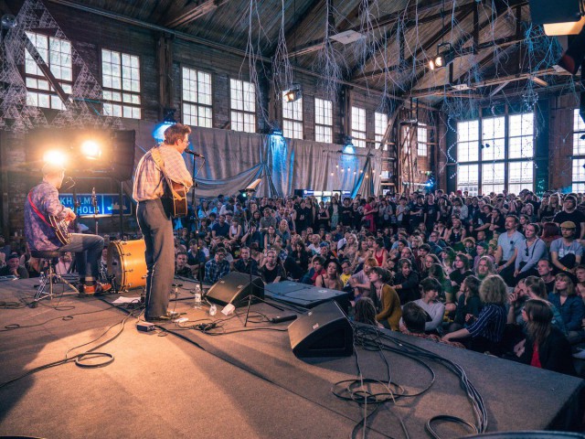 Joose Keskitalo otti yleisönsä H2Ö:ssä.