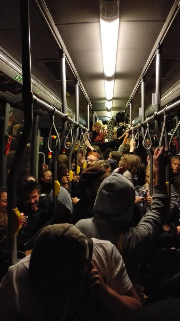 Linjuriautossa on tunnelmaa.