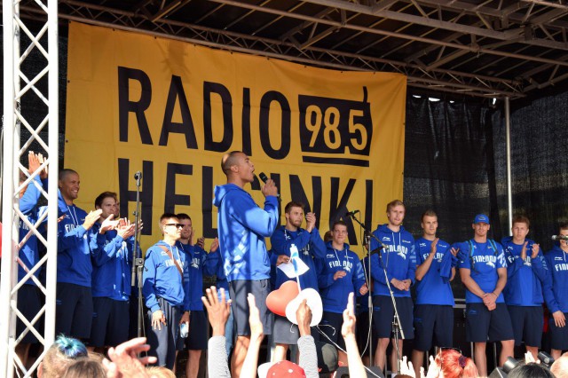 Suomen korismaajoukkue nousi lavalle ensimmäisten joukosta. Kapteeni Shawn Huffin mukaan harjoitukset kannatti jättää väliin tämän takia.