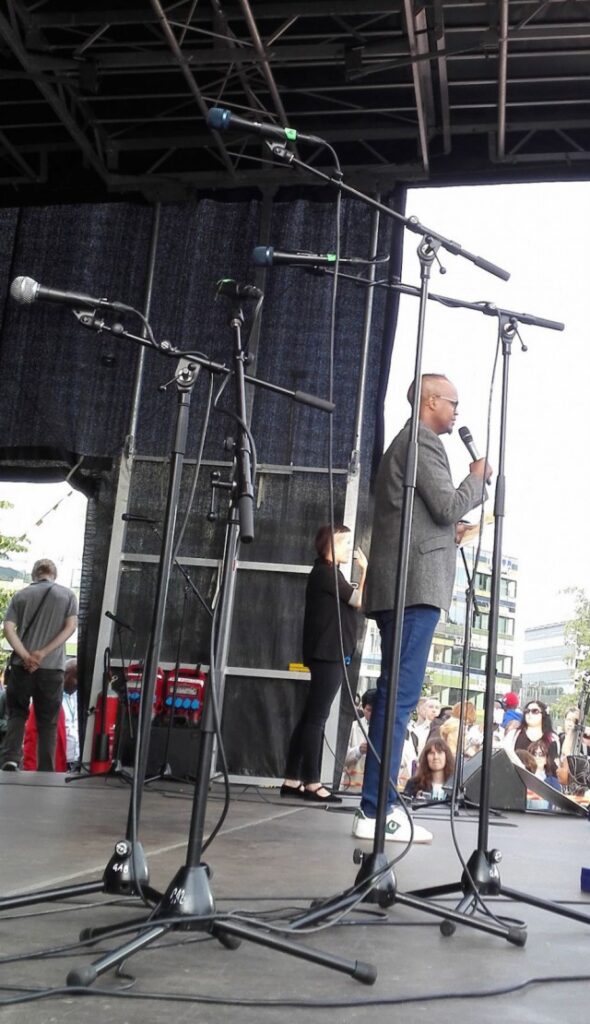 Abdirahim "Husu" Hussein kehui Suomea puheessaan.