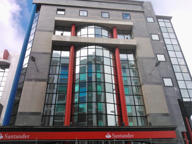 Katsotaankohan tässä pankissa tulevaisuudessa facebook kavereita? :)