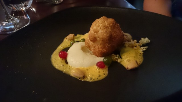 Kukkakaalista saa herkkua, kun siihen sen friteeraa ja laittaa kaveriksi vähän yllätyksiä :)