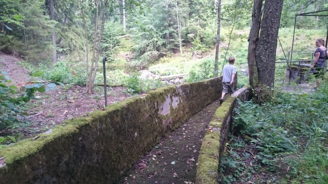 Pitkäjärven purosta johdettiin kanavaa pitkin lisää vettä padolle.