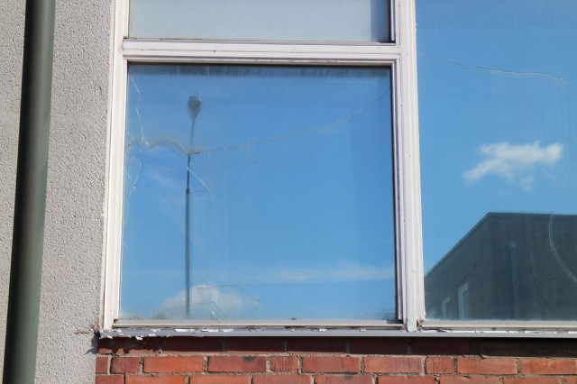 Rikottu ikkuna. Malmö 9.8.2015