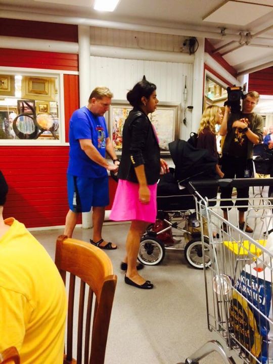 Vesa, Jane ja perheen pienin vaunuissa.