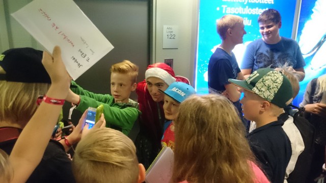 Moni tulee Tubeconiin tapaamaan tubettajia, keräämään nimmareita ja ottamaan selfieitä tähtien kanssa. Kuvassa Minecraft pelaaja JKokki faniensa kanssa.