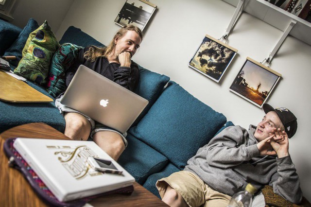 Urbaanilegendan Joni Vanhanen (vas.) ja Korstoraation Ville Lyttä muistelevat Vanhasen sohvalla miten JKL 101 -levy syntyi.