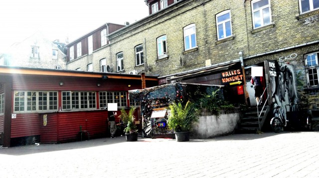 Kauppa on auki. noin 100 kruunulla saa ostaa gramman kukkaa, ruohoo ja hasista eri muodoissa. Isommista eristä voi saada alennusta.