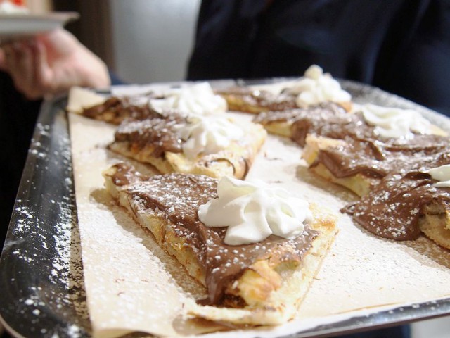 Jälkiruokapizzan täytteenä on Nutellaa