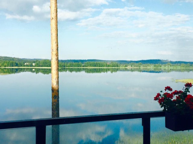 Maisemaa aamupalapöydästä.