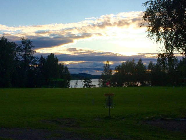 Rentoutumista frisbeegolf radalla.