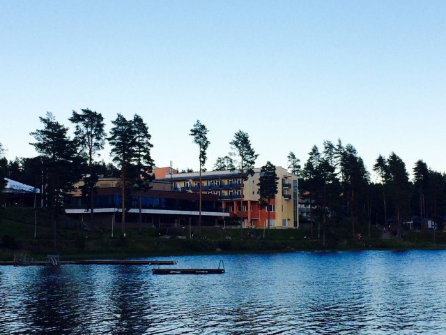Hotelli järveltäpäin katseltuna.