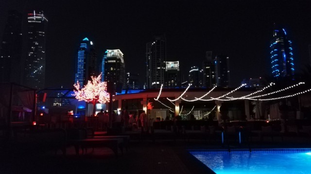 Resortilla ja lähistöllä on lukuisia baareja ja ravintoloita. Habtoor Grand Beach Resort & Spa, Autograph Collection Dubai