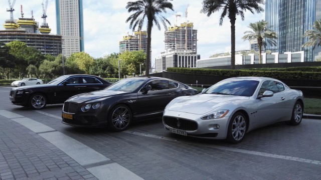 Armani Hotel Dubai piha on täynnä hienoja autoja. Kyllä kelpaisi.