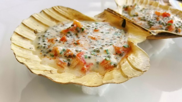 At.mosphere alkupala: Hand dived scallops.