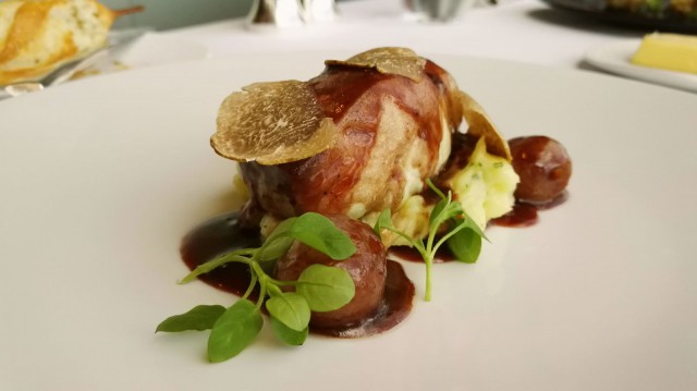 At.mosphere Dubai. Pääruoka: Wild sea bass