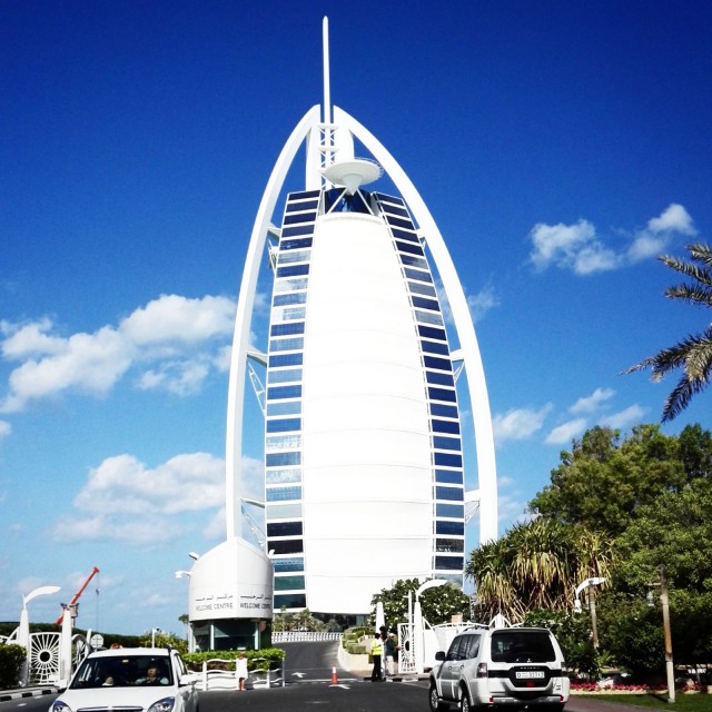 Burj Al Arab Jumeirah on maailman ainoa 7 tähden hotelli. Kiinnostaako shampanjakylpy? Onnistuu!