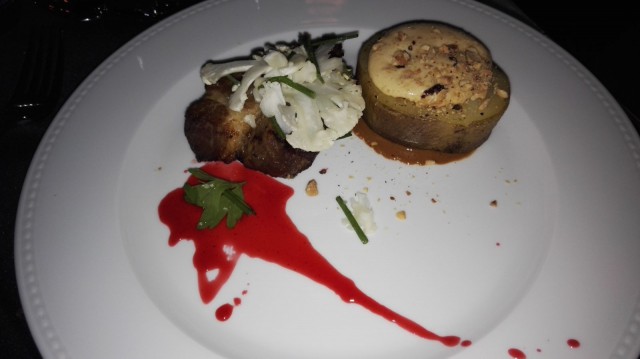 Pääruoka oli 24h haudutettua possun niskaa, karpaloita ja hasselpähkinää.