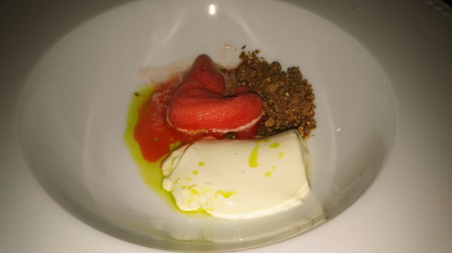 Jälkiruoka: Tonkapapuvanukas ja veriappelsiinia. Pöytään saavuttuaan asetelma oli hieman jo lössähtänyt.