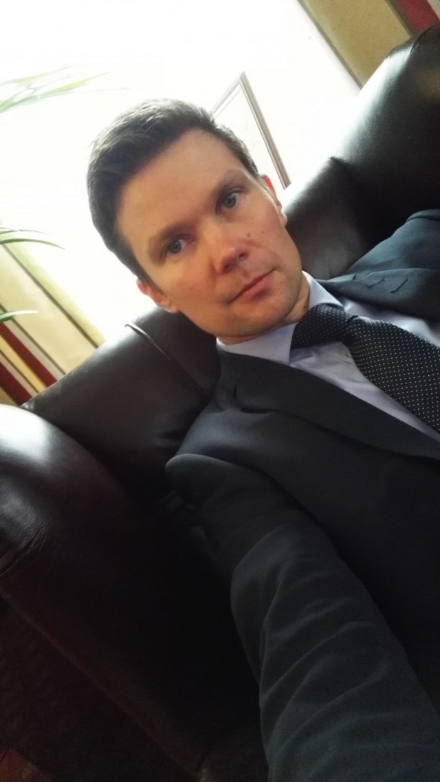 En usein pidä kravattia kaulassa, mutta halusin kunnioittaa pörssiklubin etikettiä ja laitoin narun kaulaan.