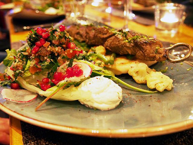 Lebanese lamb skewer: sitruuna-korianterilammasta, tabbouleh salaattia ja pitaleipää