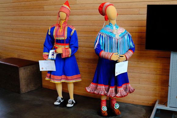 Vasemmalla feikki puku, oikealla aito. (Kuva: Vesa Toppari / Yle)