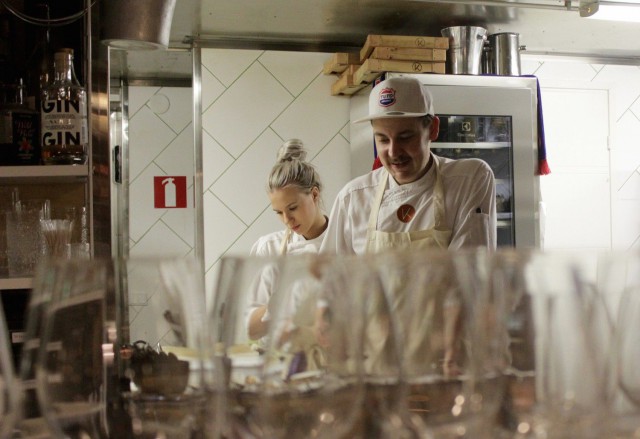 Erik Mansikan keittiössä meininki on yhtä rento kuin ravintolassa.