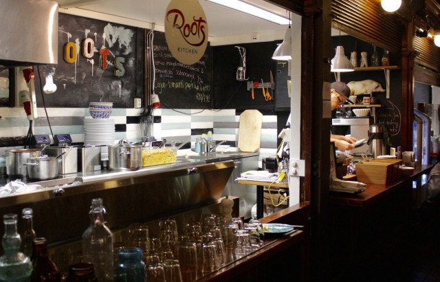 Kauppahallin Roots Kitchenin tiskin takaa voi löytää Pekan, jos oikein etsii.