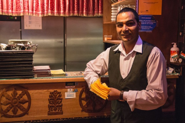 Rawat Dhanpal pyörittää Garam Masalaa.