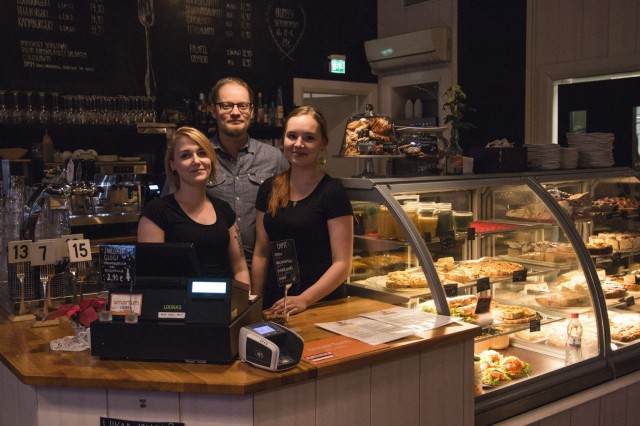 Mari Kankaala (vas.), toimitusjohtaja Tomi Kukkonen ja Emmi Anttila palvelevat asiakkaita Roosterissa.