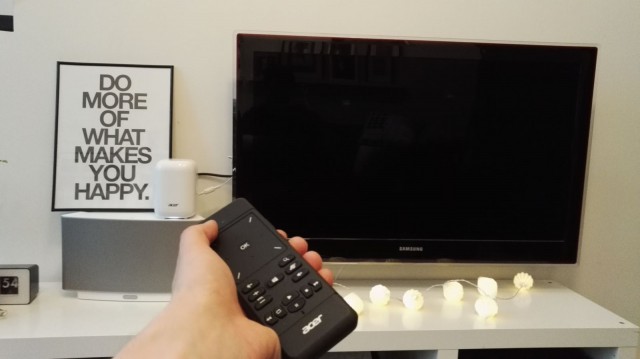 Acer Revo One mukana tulee kaukosäädin, missä on toisella puolella näppäimistö ja toisella hiiri/touchpad.