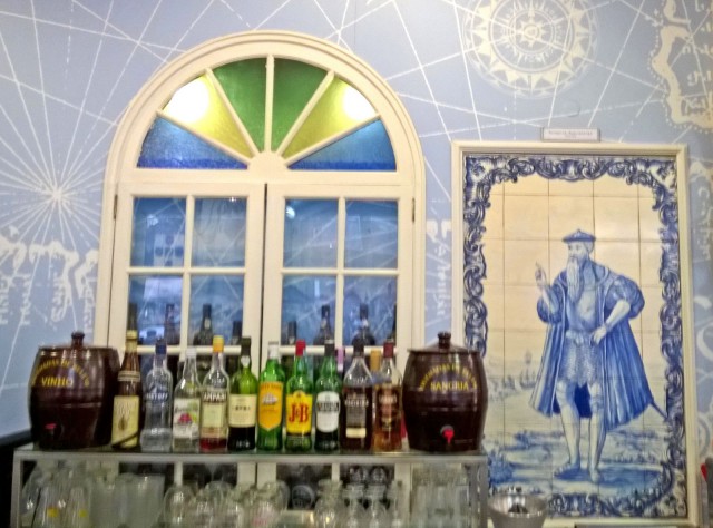 Keraamiset laatat ovat osa arkkitehtuuriakin, kuvassa erään ravintolan seinää.