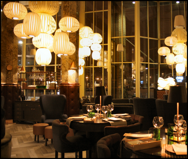 Uutuusravintola BRO vakuuttaa monipuolisuudellaan sekä cocktailbaarina että ruokaravintolana. Sisustus, musiikin äänenlaatu sekä soittolista muodostavat viihtyisän kokonaisuuden.