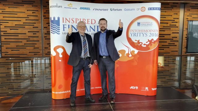 intohimoiset yritykset kampanjan projektipäällikkö Pekka Koivunen (vasemmalla) ja Savonlinnan Oopperajuhlien festivaalijohtaja Jan Strandholm (oikealla) haluavat, että yritykset kertovat intohimosta.