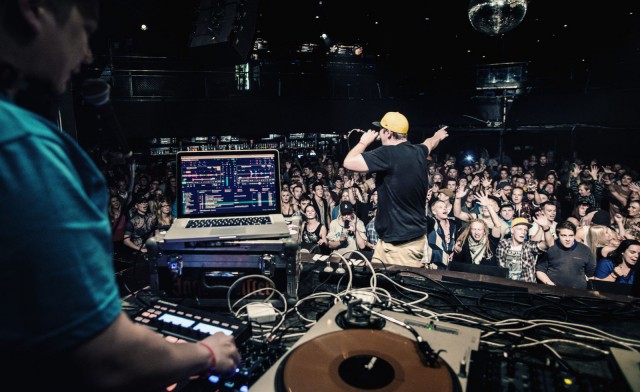 Xmies soittaa, Solonen räppää, yleisö tykkää.