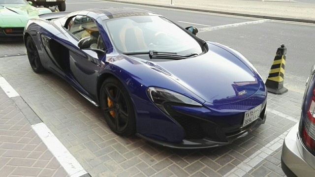 McLaren, JW Marriott Marquis Dubai hotellimme edessä. Dubaissa nämä arvokkaammat autot ovat arkipäivää.
